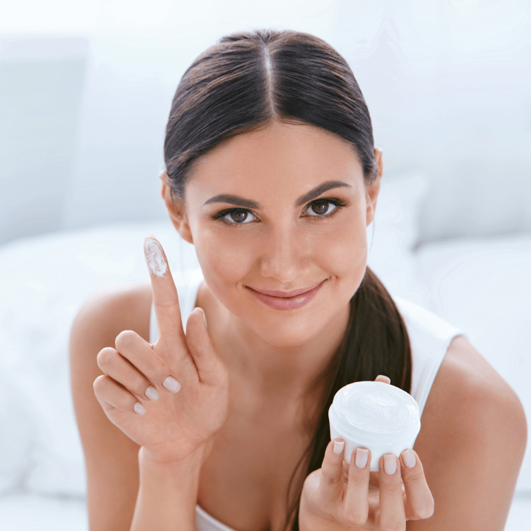 mujer utilizando crema para cuidar su piel facial con la cosmética AllSkin Med disponible en Clínica Alcolea