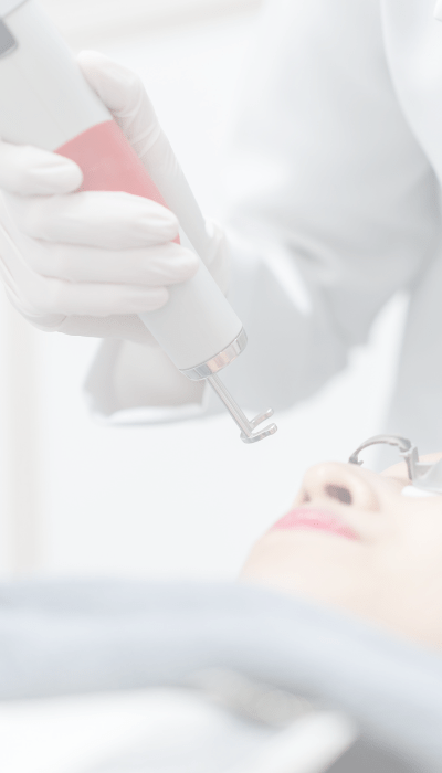 La imagen muestra al doctor alcolea realizando un tratamiento facial para estimular el colágeno facial. 