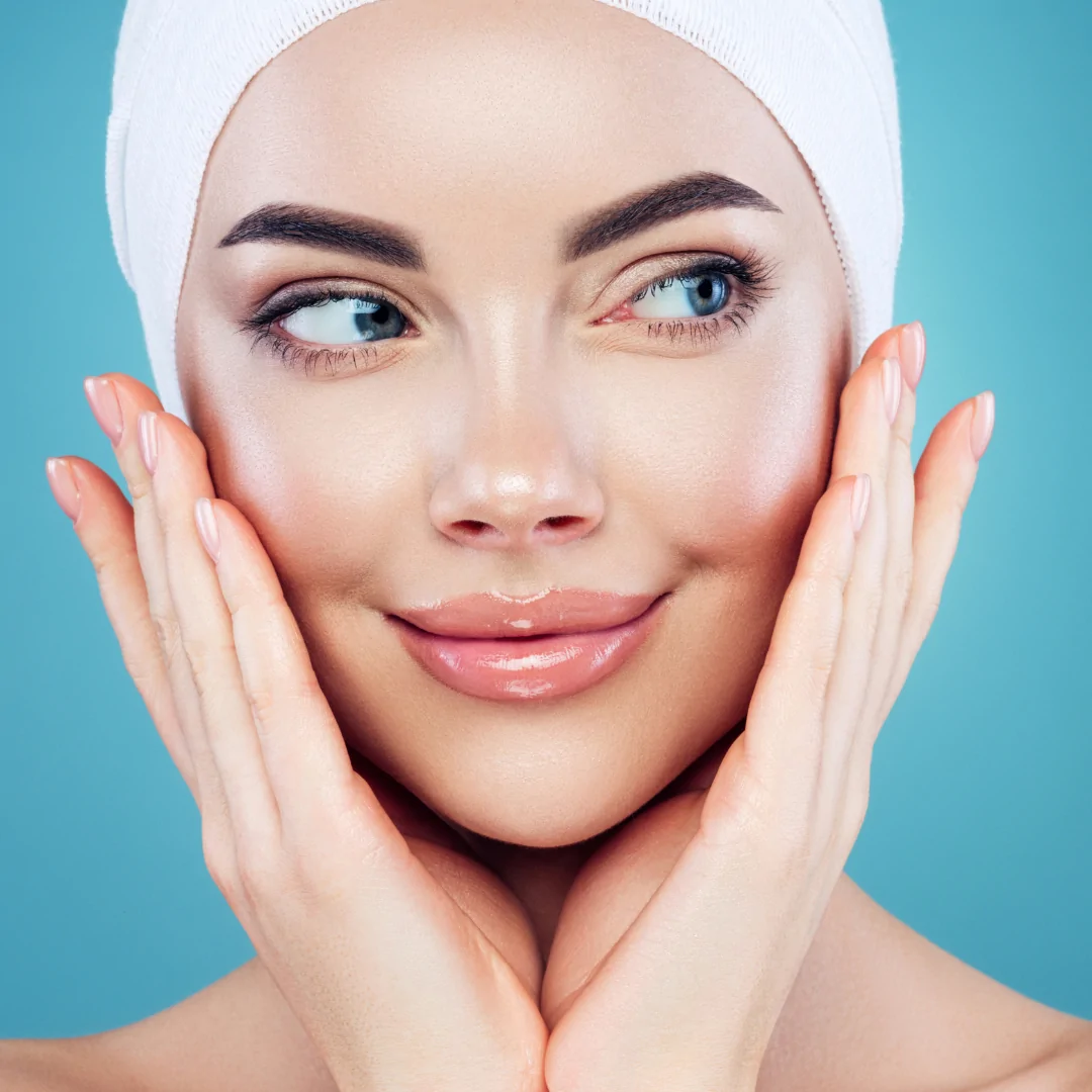 Mujer con piel luminosa y expresión de bienestar tras tratamiento de mesoterapia facial. Hidratación profunda y revitalización cutánea en Clínica Alcolea