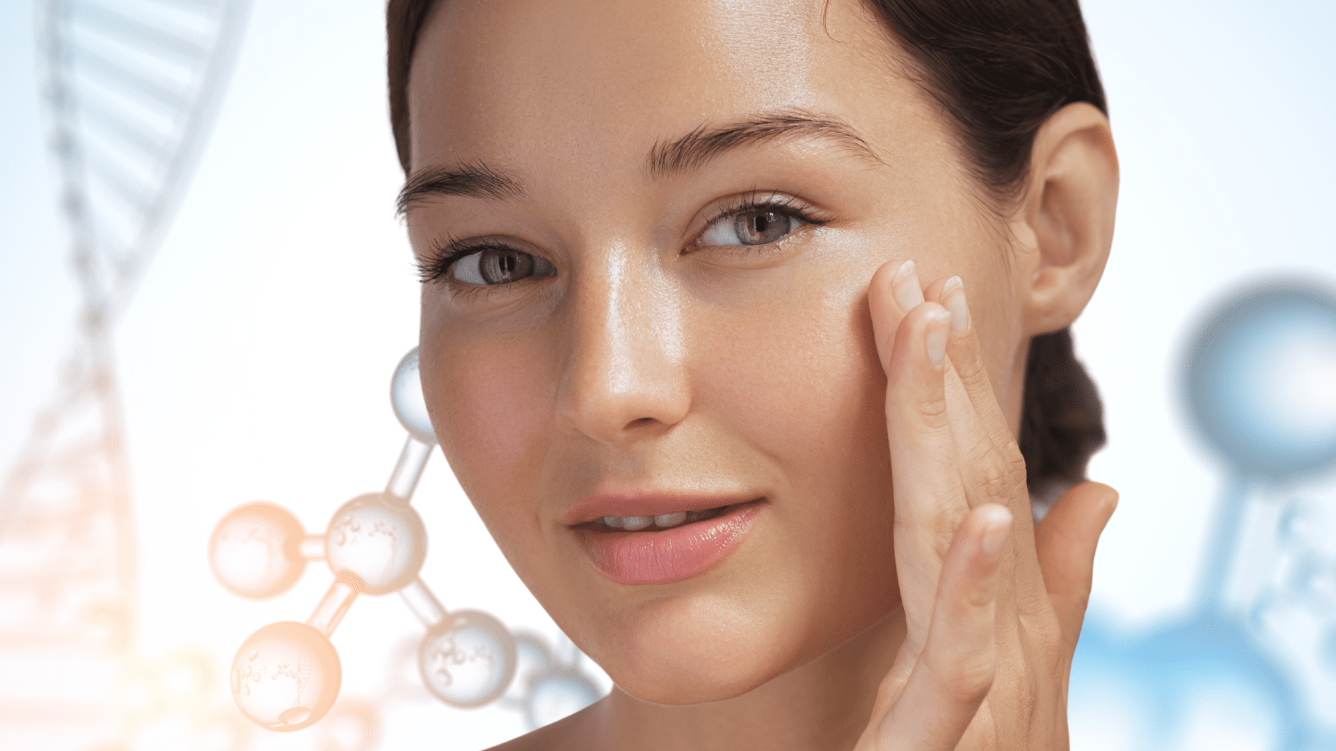 clinica-alcolea-polinucleotidos- Mujer con piel luminosa representando los beneficios del tratamiento con polinucleótidos para regeneración cutánea natural