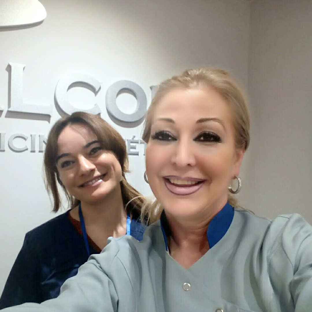 Alejandra Svensson junto a una compañera del equipo de Clínica Alcolea durante una jornada de consulta