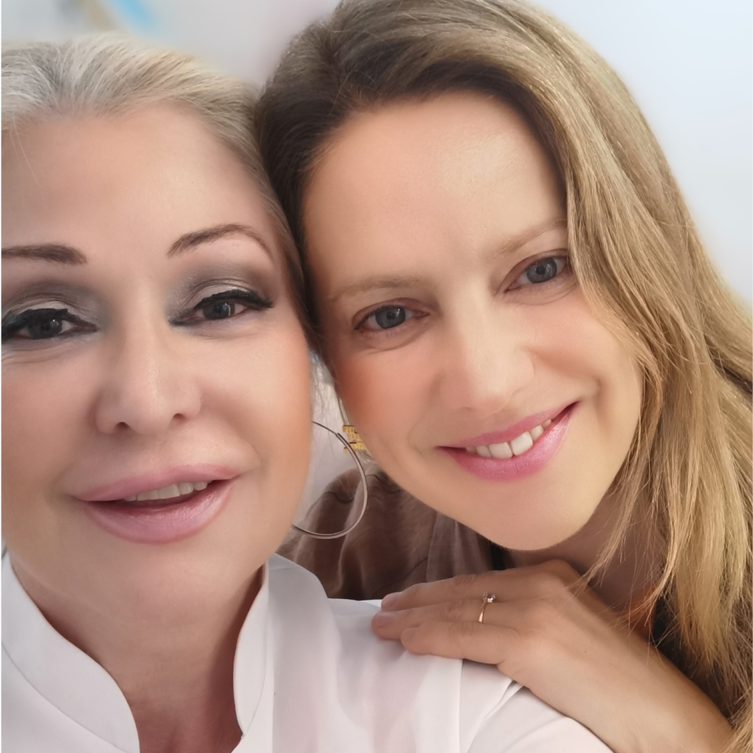 Alejandra Svensson junto a la actriz María Molins en Clínica Alcolea