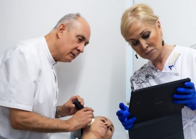 Diagnóstico médico en medicina estética antes de tratamiento facial