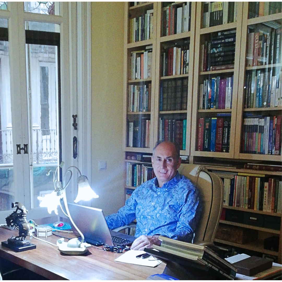  Dr. Justo M. Alcolea estudiando y revisando proyectos de investigación en su biblioteca.