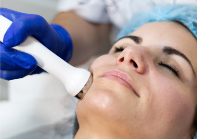 Aplicador térmico de Aquapure sobre la zona mandibular durante un tratamiento facial.